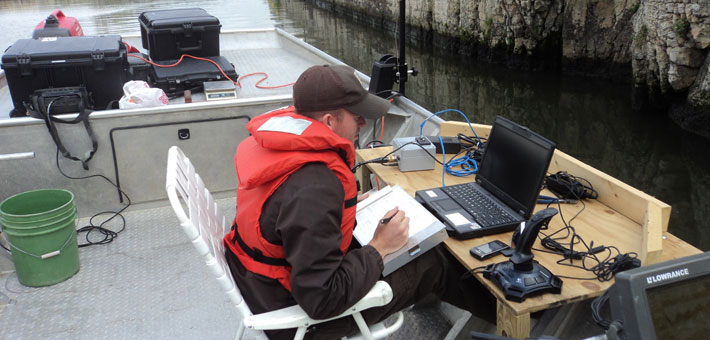 USFWS staff examining DIDSON data on a computer. Photo by USFWS.